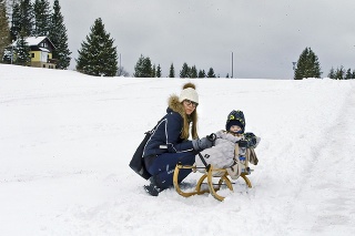 Katarína z Banskej Bystrice si so synom užívala sneh na Donovaloch.
