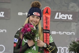 Americká lyžiarka Mikaela Shiffrinová sa teší na pódiu z víťazstva. 