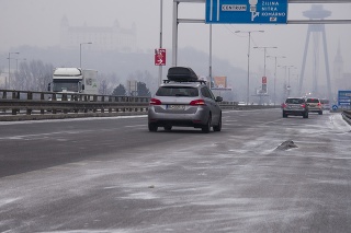 Dopravná situácia na cestách počas mrazivého počasia v Bratislave.