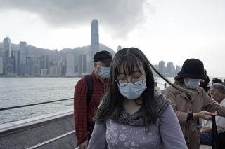 Šíriaci sa koronavírus straší aj turistov v Hongkongu.