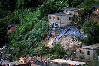 Zosuvy pôdy a povodne si v Brazílii vyžiadali 30 životov.