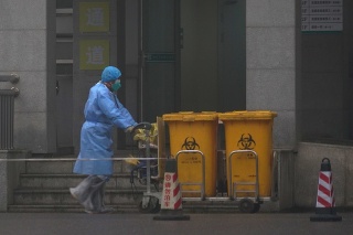 Zdravotník vynáša biologický materiál v nemocnici v meste Wu-chan.