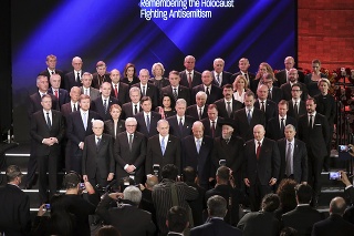 V druhom rade tretia zľava je slovenská prezidentka Zuzana Čaputová.