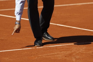 Tennis referee check and take decision durning a match.