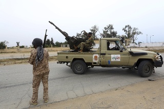Príslušníci líbyjských vládnych síl počas bojov s jednotkami tzv. Líbyjskej národnej armády (LNA) pod velením Chalífa Haftara južne od Tripolisu