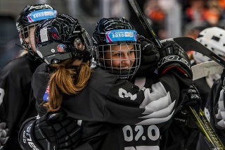 Na snímke slovenská hokejová reprezentantka Nikola Janeková (uprostred), ktorá sa so svojím čiernym tímom prebojovala do finále turnaja v 3x3 hokeji a zahrá si o zlatú medailu počas zimných olympijských hier mládeže Lausanne 2020. 