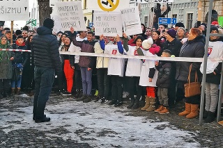 Ľudia prišli na námestie v Levoči s výstižnými transparentmi. 