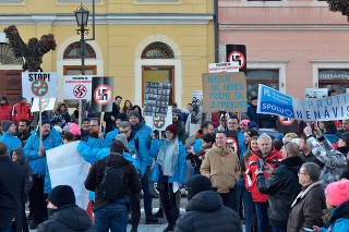 Účastníci počas protestu proti extrémizmu.