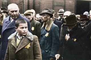 Fotky z Osvienčimu kolorovali na výročie oslobodenia tábora