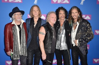 Skupina Aerosmith: Zľava Brad Whitford, Tom Hamilton, Joey Kramer, Joe Perry, a Steven Tyler 