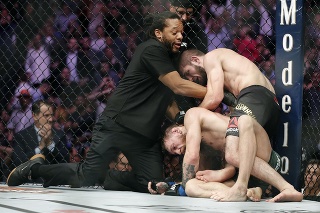 Khabib Nurmagomedov obhájil v noci na nedeľu 7. októbra 2018 titul šampióna ľahkej váhy organizácie UFC proti McGregorovi. 