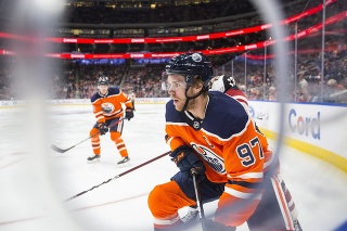 Kapitán Edmontonu Oilers, Connor McDavid, je podľa hlasovania hráčov v súčasnosti najlepším hokejistom NHL.