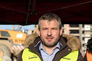 Peter Pellegrini počas obhliadky staveniska na Rázsochách v Bratislave