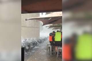 obrazok k videu 13837: Krúpy veľké ako golfové loptičky: Takúto masívnu búrku a krupobitie ľudia v Canberre ešte nezažili