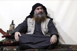 Na archívnej snímke z 29. apríla 2019 je vodca extrémistickej organizácie Islamský štát (IS) Abú Bakr Baghdádí.