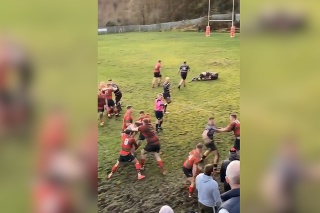 Zápas rugby nemal nič s férovosťou: Rivalské tímy sa počas hry začali mlátiť hlava-nehlava