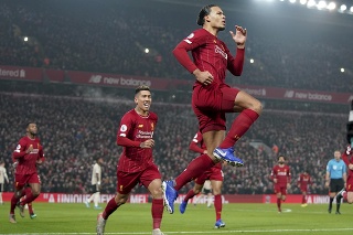 Hráč Liverpoolu Virgil van Dijk oslavuje úvodný gól do bránky Manchesteru United.