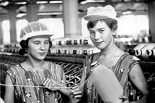 Vo fabrike pracovali prevažne ženy. 