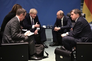 Johnson a Putin sa stretli počas summitu v Berlíne.