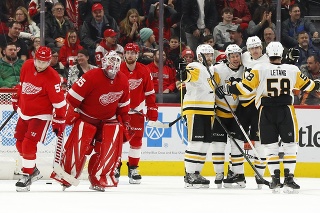 Z dvojice Pittsburgh Penguins a Detroit Red Wings sa v piatkovom zápase NHL tešili z výhry 2:1 pp hráči Pens.