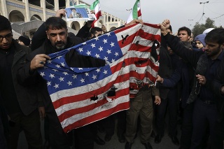 Demonštranti pália americkú vlajku počas protestu proti zabitiu generála Solejmáního v uliciach Teheránu.