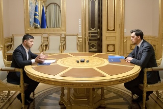 Ukrajinský prezident Volodymyr Zelenskyj (vľavo) počas rozhovoru s premiérom Olexijom Hončarukom