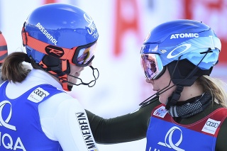  Na snímke slovenská lyžiarka Petra Vlhová (vľavo) a americká lyžiarka Michaela Shiffrinová sa rozprávajú v cieli.