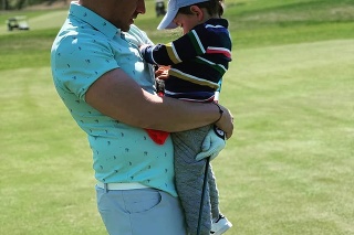 OTECKO: So synčekom Hektorom trávi voľný čas aj na golfových ihriskách. 