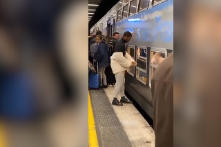 Chcel vo vlaku sedieť a nemal trpezlivosť čakať, kým ľudia nastúpia: Sledujte, ako muž vošiel dnu