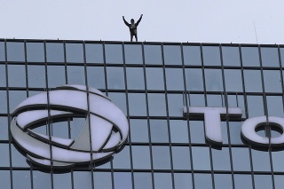 Extrémny francúzsky lezec Alain Robert lezie po mrakodrape, v ktorom sídli spoločnosť Total v Paríži.