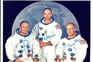 zlava: Neil Armstrong, veliteľ misie Apollo 11; Michael Collins, pilot veliteľského modulu Columbia; Buzz Aldrin, pilot lunárneho modulu Eagle 