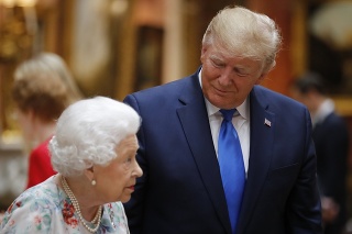 Alžbeta II. a Donald Trump počas návštevy kráľovských zbierok v Buckinghamskom paláci