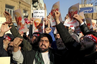Protestujúci v Iráne. 