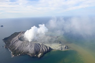Na leteckej snímke malý ostrov White Island na Novom Zélande po výbuchu sopky
