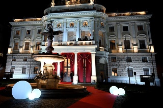 Historická budova Slovenského národného divadla už tradične hostila dobročinný Ples v opere.
