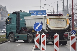 Rožňavská ulica bude v jednom smere blokovaná aj cez víkend.