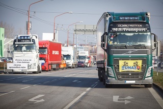 Pohľad na kamióny, ktoré čiastočne zablokovali Rožňavskú ulicuv Bratislave.