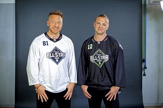 Víťazi NHL Hossa (vľavo)  a Gáborík si vyskúšajú  pozície manažérov.