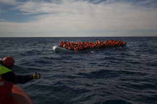 Migranti plavbou po mori často riskujú vlastné životy (ilustračné foto).