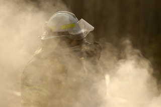 Hasič počas hasenia požiaru v meste Bendalong, aurálskom štáte Nový Južný Wales