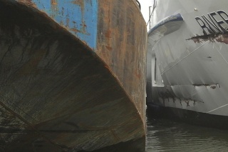 Na výletnej lodi bol kvôli nárazu poškodený predok lode. 