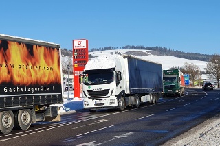 Združenie oravských dopravcov podporilo utorňajší štrajk Únie autodopravcov Slovenska protestnou jazdou od štátnej hranice v Trstenej do obce Lokca.