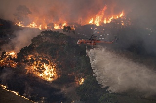 Na videosnímke letecký pohľad na požiar v austrálskom East Grippslande.