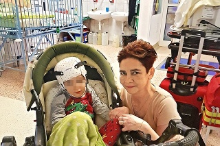 Stará mama Janka chlapčeka pravidelne navštevuje v nemocnici.