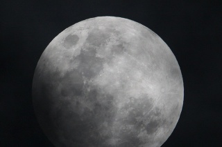 Onedlho bude možné pozorovať polotieňové zatmenie Mesiaca (ilustračné foto).