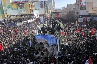 Tisíce ľudí zaplavili v utorok ulice iránskeho mesta Kermán kvôli pohrebu generála.