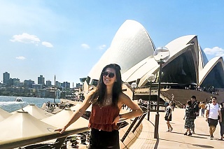 Monika žije v Sydney.