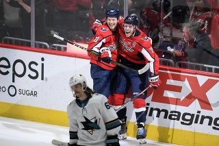 Hokejista Washington Capitals Lars Eller sa teší po strelení víťazného gólu proti San José Sharks