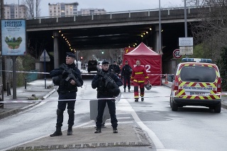 Po útoku nožom neďaleko Paríža uzavrela polícia celú oblasť.