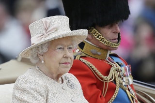 Britská kráľovná Alžbeta II. a jej manžel princ Philip na vojenskej prehliadke Trooping the Colour počas jej osláv 89. narodenín.
